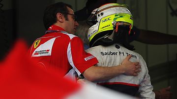 Ferrarin Stefano Domenicali supattaa Sergio Perezille Malesian gp:n jälkeen.