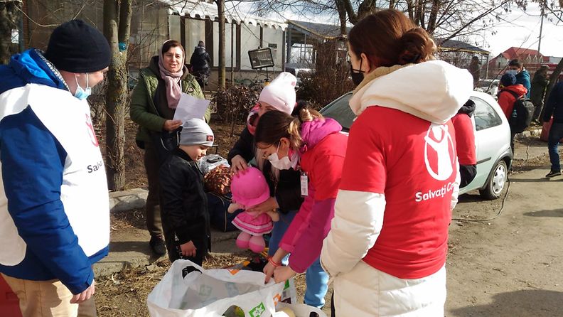 Sotaa pakenevat lapset ja perheet saavat apua, kuten lämpimiä vaatteita, ruokaa ja hygieniatarvikkeita, Pelastakaa Lapsilta Ukrainan ja Romanian rajalla.  