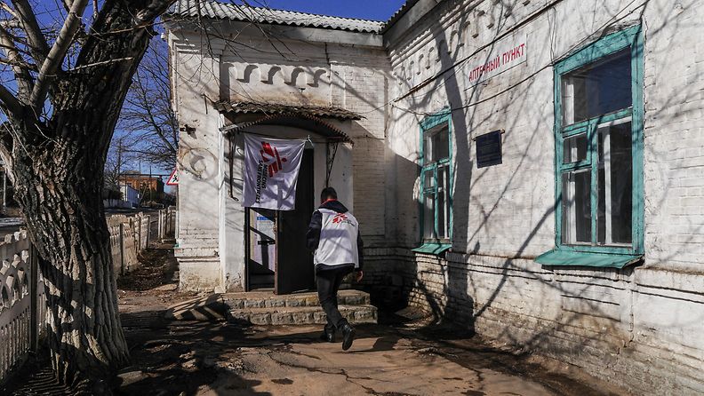 Lääkärit ilman rajoja -järjestö ylläpitää Starohnativkan kylässä mobiiliklinikkaa. Kuva vuodelta 2019.