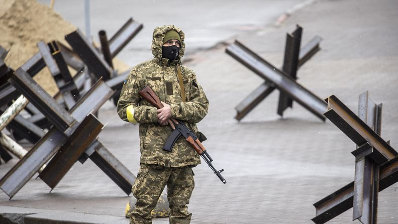 Ukrainan armeijan sotilas Kiovassa.