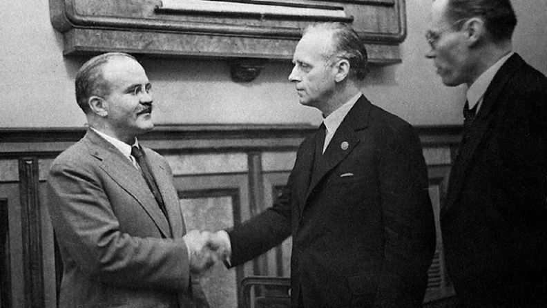 Neuvostoliiton ulkoministeri Vyacheslav Molotov ja Saksan ulkoministeri Joachim von Ribbentrop.