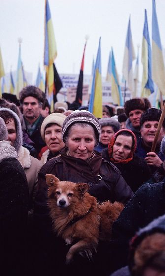 Ukrainalainen nainen koiransa kanssa Ukrainan itsenäisyyttä tukevissa mielenosoituksissa Kiovassa vuonna 1990.
