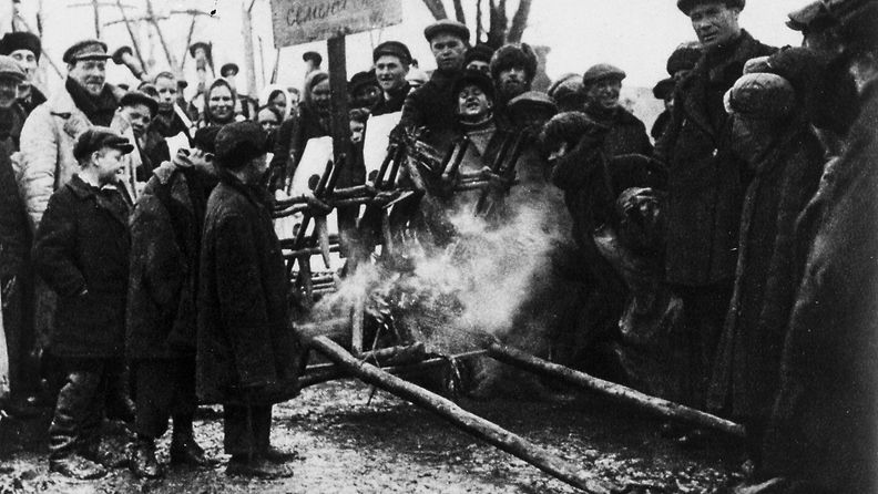 Neuvostoliiton kampanjoi maanviljelyn kollektivisoinnin puolesta, mikä aiheutti spontaanin tempauksen, jossa poltettiin vanhentuneita muisia maanviljelytyökaluja vuonna 1930.