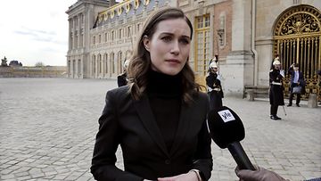 LK 11.3.2022 Suomen pääministeri Sanna Marin tapasi mediaa Versailles'n palatsin pihamaalla Ranskassa perjantaina 11. maaliskuuta 2022 ennen EU-maiden johtajien epävirallisen huippukokouksen toisen päivän neuvotteluita.