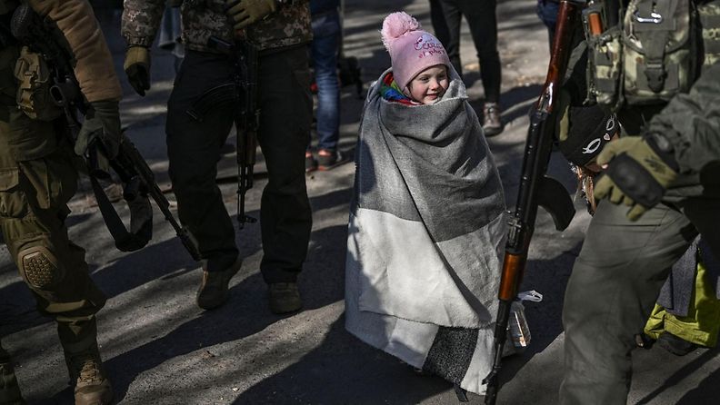 Lapsi ja sotilaita Ukrainassa.