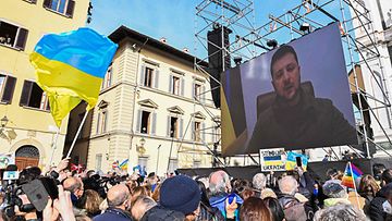 LK 12.3.2022 Ukrainan presidentti Volodymyr Zelenskyi puhui videolinkin kautta ihmisille, jotka osallistuivat rauhanmielenosoitukseen Ukrainan puolesta 12. maaliskuuta 2022 Firenzessä Italiassa.