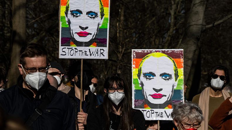 6.	LK 13.3.2022 Mielenosoittajat kantoivat Venäj’n presidenttiä Vladimir Putnia esittäviä kylttejä Venäjän hyökk’ystä Ukrainassa vastustavassa tilaisuudessa Berliinissä Saksassa 13.3.20220.