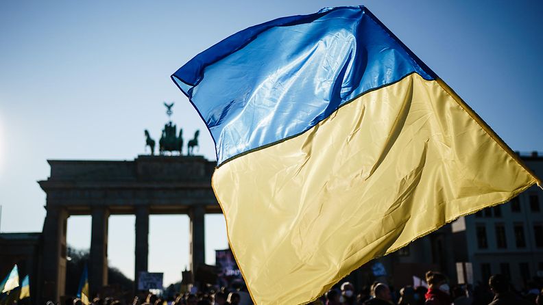 EPA Mielenosoittajat heiluttivat Ukrainan lippua Berliinissä Saksassa 13.3.2022.