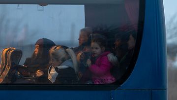 EPA Ukrainan pakolaisia saapumassa vastaanottokeskukseen lähellä Palancan kylää, noin kolmen kilometrin päässä Moldovan ja Ukrainan rajaa 13.3.2022.