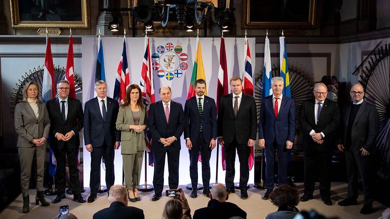 LK 13.3.2022 Britannian puolustusministeri Ben Wallace (5. vasemmalta) poseerasi kollegojensa kanssa JEF-kokouksessa 22. helmikuuta 2022. Kokoukseen osallistui Suomesta puolustusministeri Antti Kaikkonen.