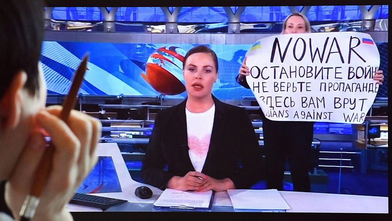 LK 15.3.2022 TV-kanavan tuottaja Marina Ovsjannikova Ovsjannikovalla juoksi suoraan TV-lähetykseen käsissään juliste, jossa kehotettiin ihmisiä olemaan uskomatta propagandaa.
