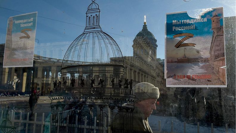 LK 14.3.2022 Mies kävelee Z-kirjanta esittävän julisteen ohi Nevski Prospektilla Pietarin keskustassa 15.3.2022. Z-kirjaimesta on tullut symboli Venäjän sotatoimille Ukrainassa.