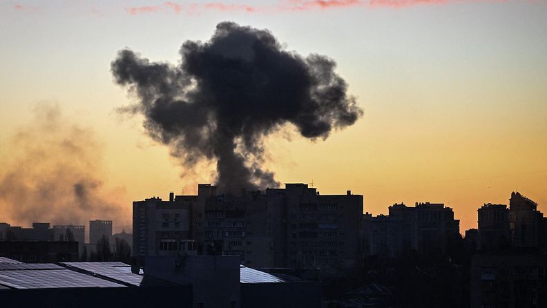 Savua nousee räjähdyksen jälkeen Kiovassa Ukrainan sodan aikaan 16. päivä maaliskuuta.