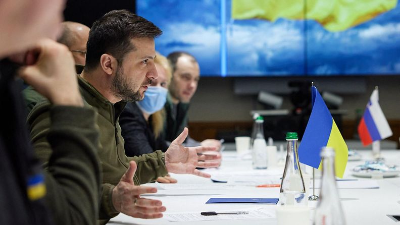 Ukrainen presidentti Zelenskyi keskustelee Puolan, Tsekin ja Slovenian johtajien kanssa Kiovassa.
