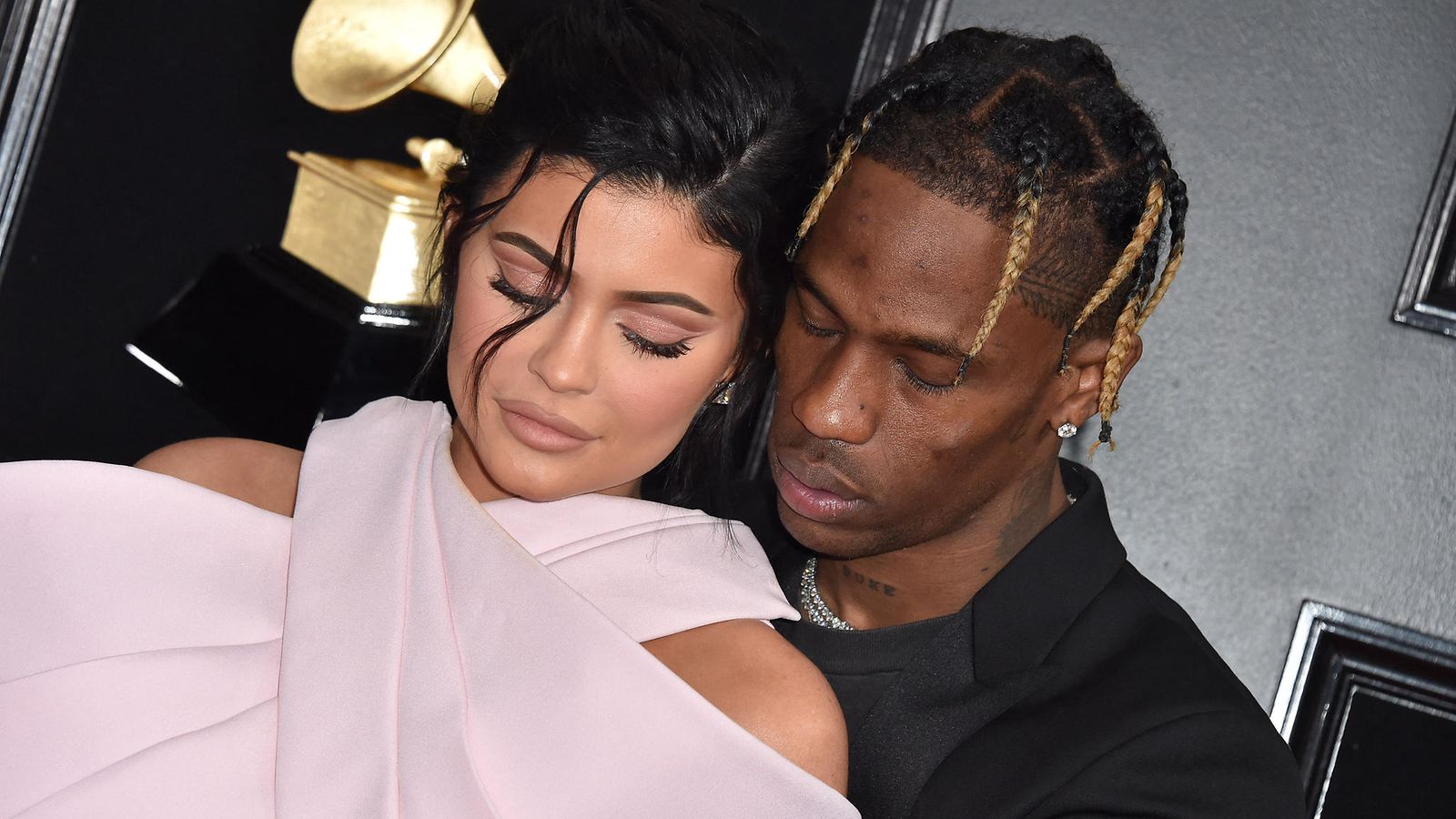 Menivätkö Kylie Jenner ja Travis Scott salaa naimisiin? Meikkimogulin  somekuva sai spekulaatiot valloilleen 