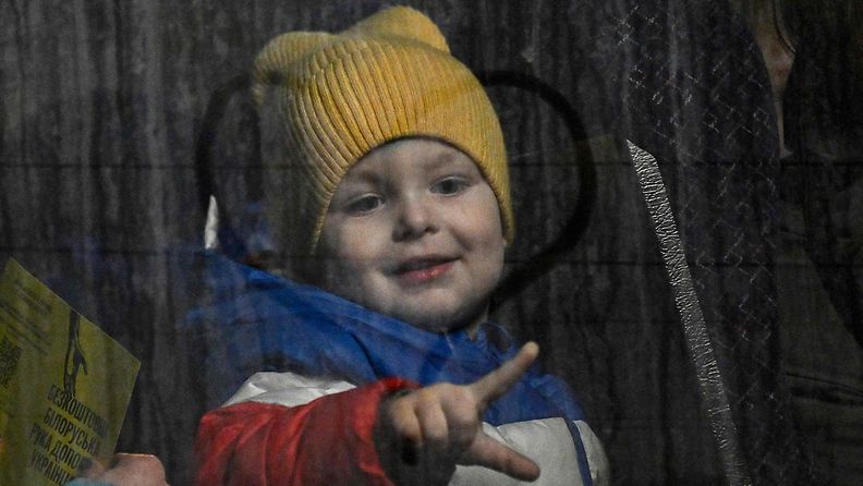 Lapsi bussissa Ukrainan sodassa