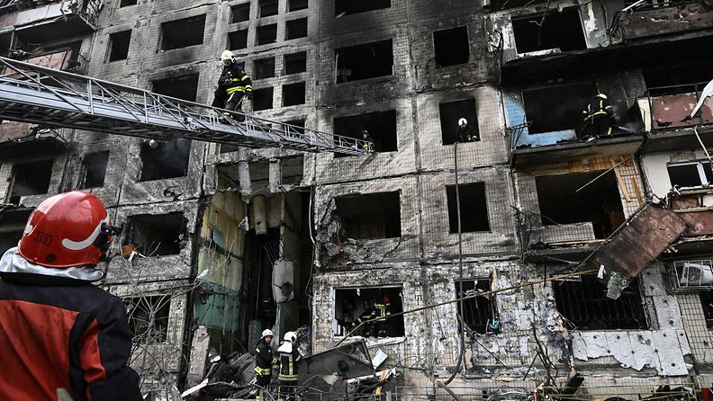 Palopelastajat sammuttavat asuinrakennusta Kiovassa iskun jälkeen 14. päivä maaliskuuta.