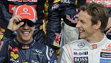 Vettel testasi Jenson Buttonin lippistä kuskien yhteiskuvauksessa.