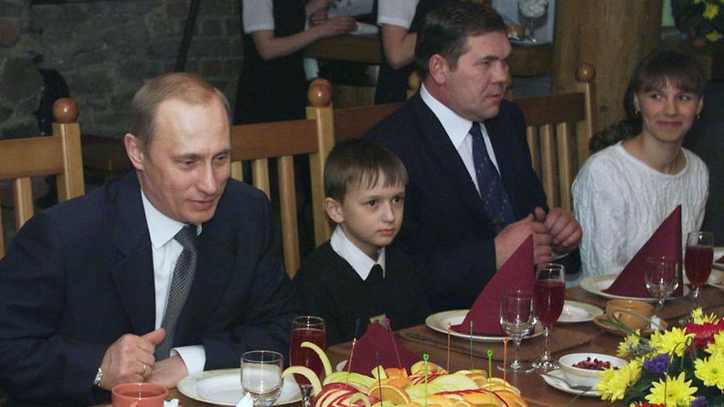 Presidentti Putin ja Krasnojarskin kuvernööri Alexander Lebed vierailivat lastenkodissa maaliskuussa 2002. 