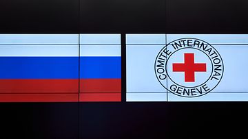 AOP Punaisen Ristin logo ja Venäjän lippu vierekkäin