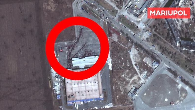 Satelliittikuva Mariupolista, jossa näkyy satoja ihmisiä jonottamassa ruokaostoksille.