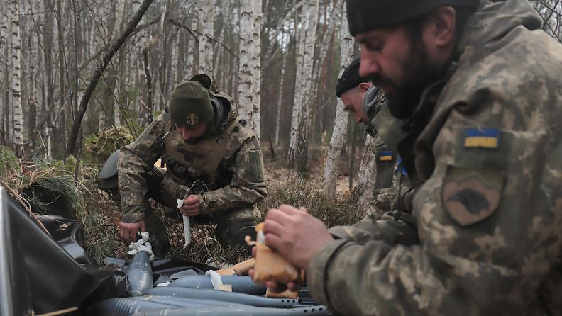 Ukrainalaisia sotilaita metsässä Kiovan läheisyydessä EPA
