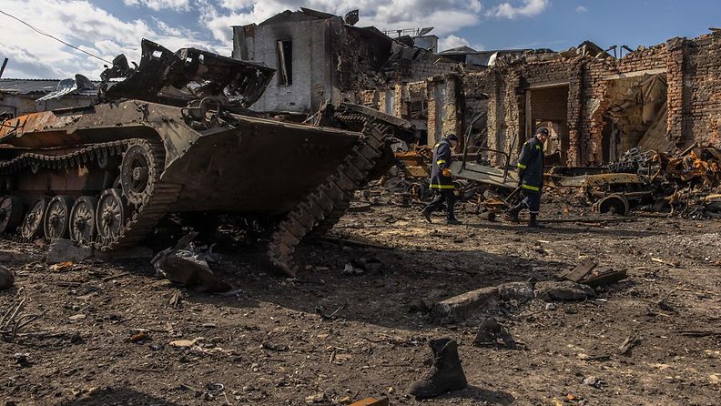 Raunioita ja tuhoutunutta kalustoa Ukrainan sodassa maaliskuun lopulla.