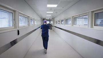 Sairaanhoitaja kävelee käytävällä Kajaanissa heinäkuussa 2020.