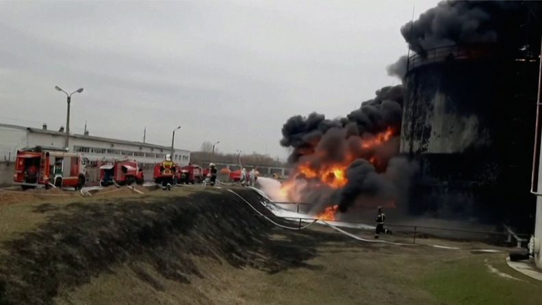 Pelastustyöntekijät sammuttivat polttoainevarastoja Belgorodissa. Venäjän mukaan Ukraina iski helikoptereilla varastoon 1. huhtikuu.
