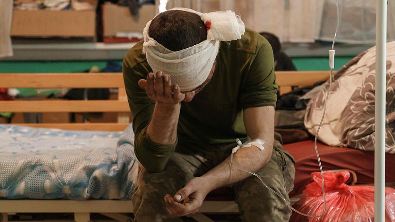 Haavoittunut ukrainalaissotilas maaliskuun lopulla sotilassairaalassa.