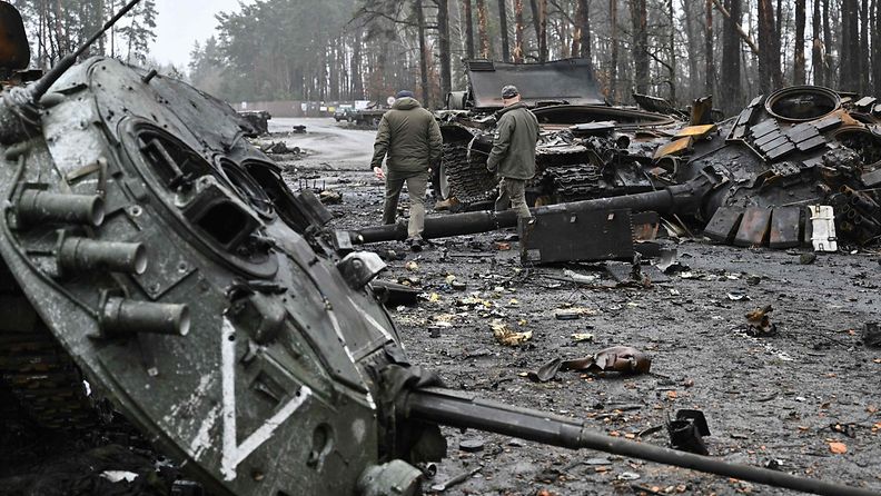 Tuhoutuneita venäläisiä panssarivaunuja Ukrainassa huhtikuussa 2022.