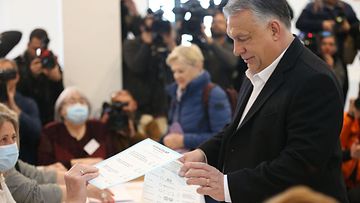 LK 3.4.2022 Unkarin pääministeri Viktor Orban äänestämässä.