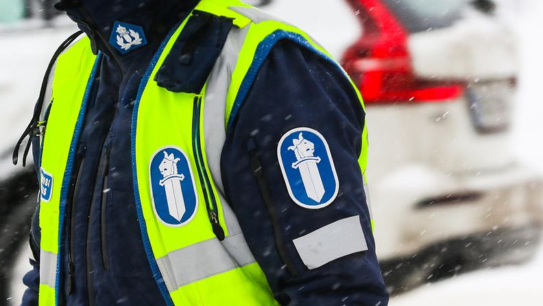 Liikennettä ohjaavia poliisi huomioliiveissä Helsingissä.