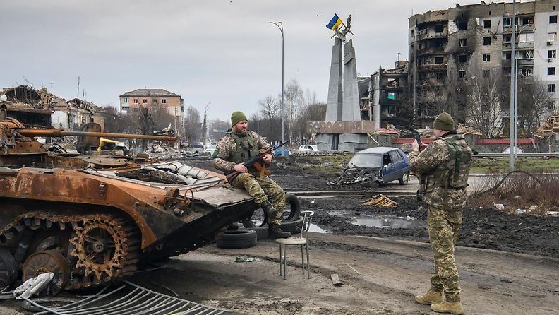 Ukrainalaissotilaat ottivat kuvia tuhoutuneen venäläistankin luona Borodjankassa, Ukrainassa, 5. huhtikuuta.