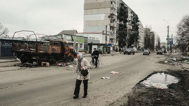 Asukkaita kulki tuhoutuneiden rakennusten ja ajoneuvojen vierellä Borodjankassa, Ukrainassa, 5. huhtikuuta.