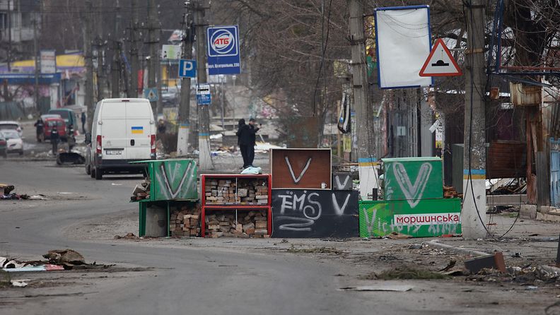 V-tunnuksia näkyi pitkin kaupunkia Borodjankassa, Ukrainassa, 5. huhtikuuta. Venäjän joukot ovat käyttäneet tunnusta joukkojensa tunnistamiseen.
