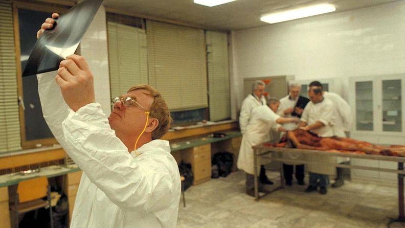 Suomalainen tutkijaryhmä tutkimassa Racakin verilöylyn uhreja Pristinassa, Kosovossa, tammikuussa 1999.