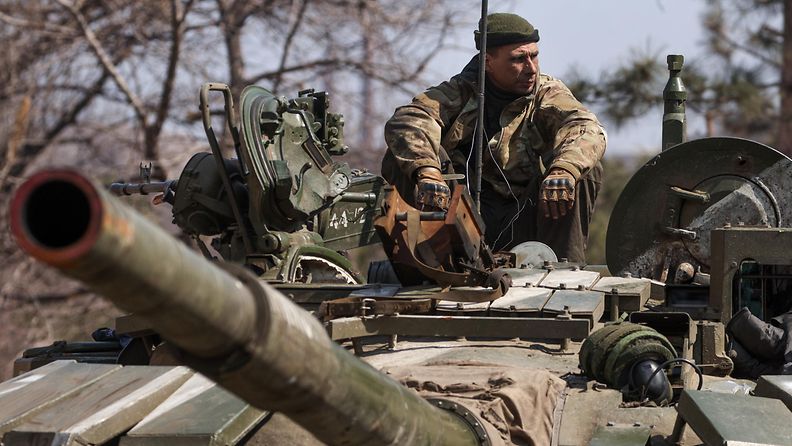 Venäjän puolella taisteleva sotilas panssarivaunun päällä Ukrainassa.