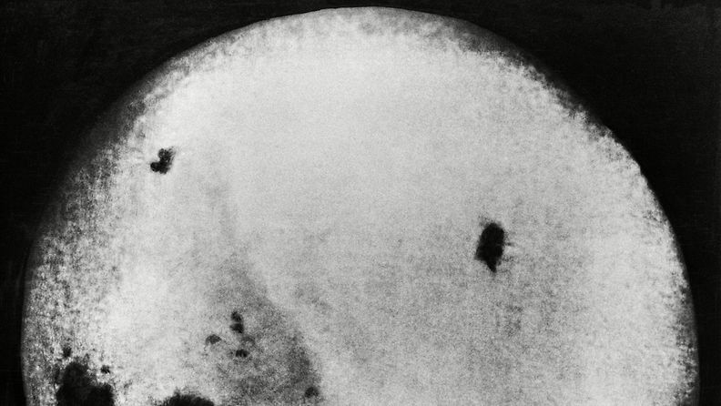 Luna 3 -avaruusluotain kuvasi Kuun pimeän puolen vuonna 1959