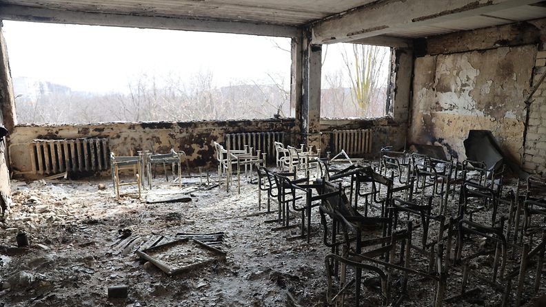 Sodassa tuhoutunut koulu Mariupolissa maaliskuussa 2022.