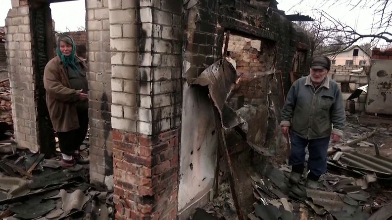 Tshernihivin lähikylän asukkaat  Natalia Titova ja hänen aviomiehensä esittelivät tuhoutunutta kotiaan.