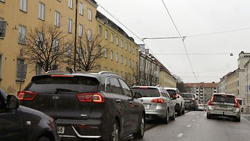 LK 15.4.2022 Pääsiäisen menoliikennettä Kiirastorstaina Sturenkadulla Helsingissä 14. huhtikuuta 2022.