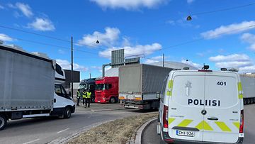 Rekkoja jonossa Länsisatamassa.