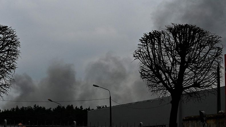 LK 16.4.2022 Metsän takana savuaa Kiovassa. Venäjän raportoitiin iskeneen Ukrainan pääkaupunkiin tänään lauantaina 16.4.2022.