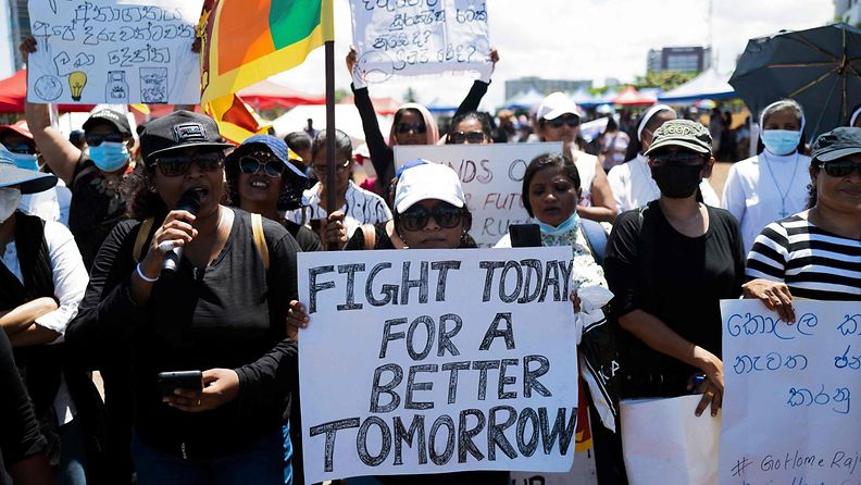LK 16.4.2022 Mielenosoittajia hallituksen vastaisessa mielenilmauksessa Sri Lankan suurimassa kaupungissa Colombossa lauantaina 16.4.2022.