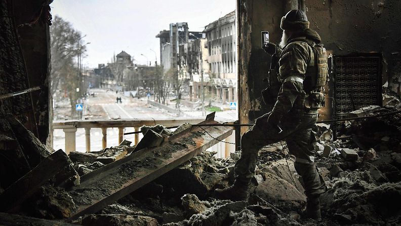 Venäläinen sotilas Mariupolissa huhtikuussa 2022.