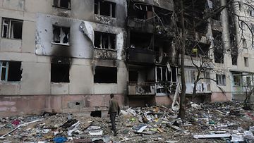 Mies käveli tuhoutuneen asuinrakennuksen puhalla Sjevjerodonetskissa, Luhanskin alueella 16. huhtikuuta. 