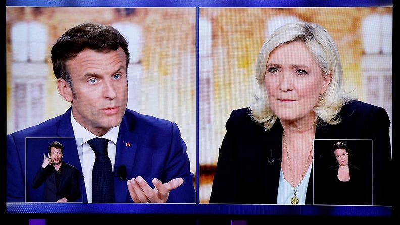 LK 20.4.2022 Ranskan presidentti Emmanuel Macron ja hänen haastajansa Marine Le Pen kohtasivat keskiviikkona tärkeässä tv-väittelyssä ennen sunnuntain vaalipäivää.