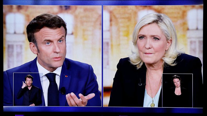 Macron ja Le Pen vaaliväittelyssä huhtikuussa 2022.
