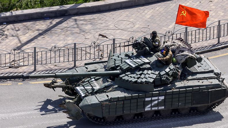 Venäläinen panssarivaunu, joka kantaa Neuvostoliiton lippua Mariupolissa huhtikuussa 2022.